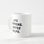 Het leven gebeurt. Koffie helpt. Grappige typograf Koffiemok (Voorkant links)