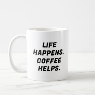 Het leven gebeurt. Koffie helpt. Grappige typograf Koffiemok