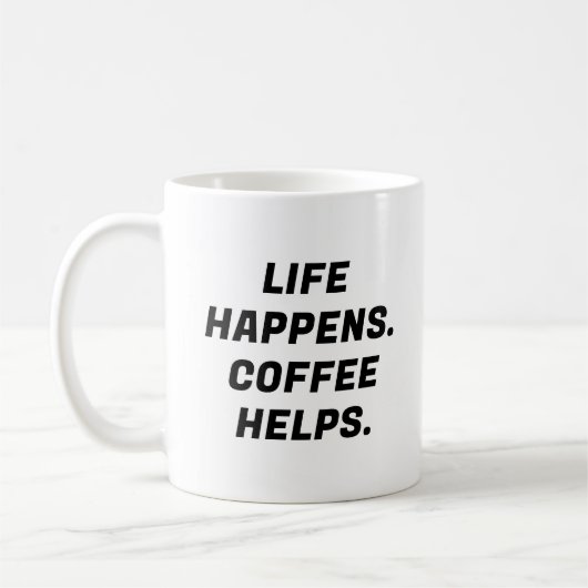 Het leven gebeurt. Koffie helpt. Grappige typograf Koffiemok (Links)