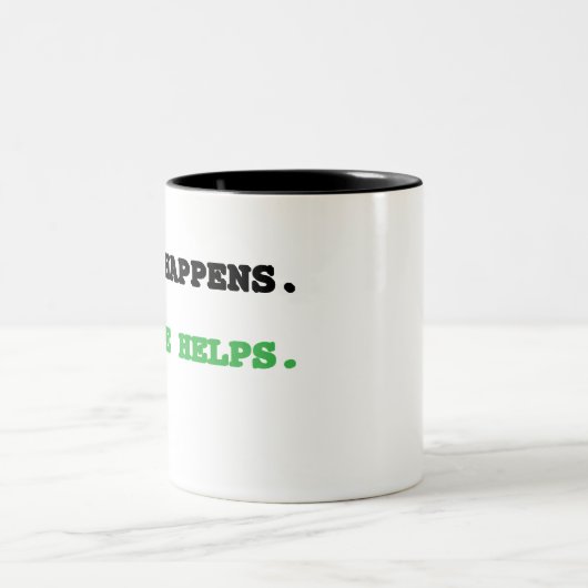 Het leven gebeurt. Koffie helpt. koffie mok (Center)