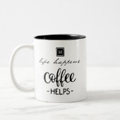 Het leven gebeurt koffie helpt monogram grappig tweekleurige koffiemok (Links)
