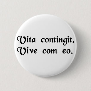 Het leven gebeurt. Leef ermee. Ronde Button 5,7 Cm