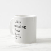Het leven gebeurt nu - Mok-A-Tude Koffiemok (Voorkant links)
