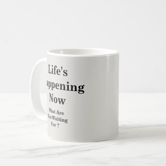 Het leven gebeurt nu - waar wacht je op? koffiemok (Voorkant links)