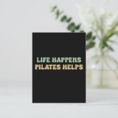 Het leven gebeurt pilates helpt | Motivatie traini Briefkaart (Staand voorkant)