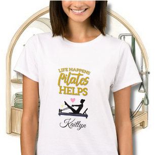 HET LEVEN GEBEURT PILATES HELPT REFORMER NAAM  T-SHIRT