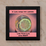 Het leven geeft Lemons Live Life met Zest Pink Bla Cadeaudoosje<br><div class="desc">Als het leven je Lemons "Leef je leven met Zest" in diepe koraalroze met een geel citroensegment dat drijft op een frisdrank. Deze houten doos is inspirerend en motivatie,  terwijl het leuk en  is in roze en zwart Dit afbeelding is originele fotografie van JLW_PHOTOGRAPHY</div>