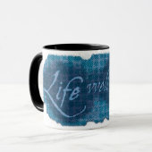 Het leven goed besteed blauw slogan mok (Voorkant links)