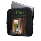 Het leven, het avontuur gaat verder Electronics Ba Laptop Sleeve (Voorkant Links)