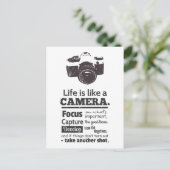 Het leven is als een camera citaat, Zwarte Grunge Briefkaart (Staand voorkant)