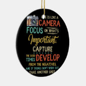 Het leven is als een camera focus op wat belangrij keramisch ornament (Rechts)