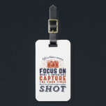 Het leven is als een fotografe prijsopgave voor ca bagagelabel<br><div class="desc">Het leven is als een camera. Focus op wat belangrijk is. Leg de goede tijden vast. Inspirerend en motivatie prijsontwerp voor fotografen. Koel gezegde en slogan typografie koopwaar voor hen die graag foto's nemen, lid van de fotografische club. en noodlijdend ontwerp voor amateur- of professionele fotografen die overal camera's en...</div>