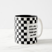Het leven is als een schaakspel tekst op zwart-wit tweekleurige koffiemok (Voorkant rechts)