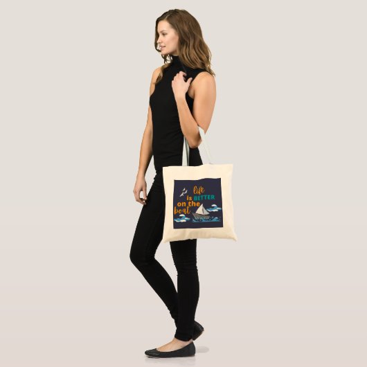 HET LEVEN IS BETER AAN DE BOOT TOTE BAG (Voorkant (model))
