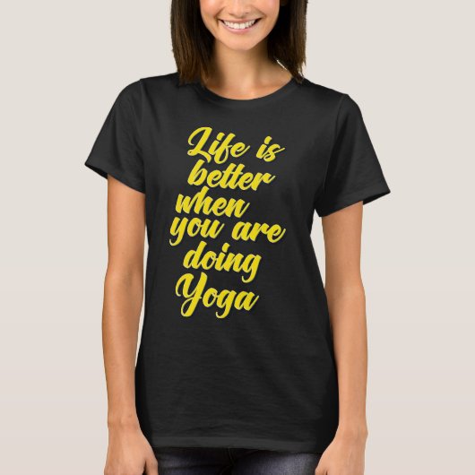 Het leven is beter als je Yoga doet T-shirt (Voorkant)