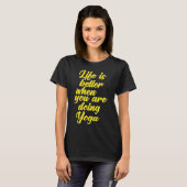Het leven is beter als je Yoga doet T-shirt (Voorkant volledig)