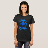 Het leven is beter als Triathlon zwemt. T-shirt (Voorkant volledig)