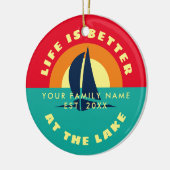 Het leven is beter bij de kerstboom in het meer keramisch ornament (Links)