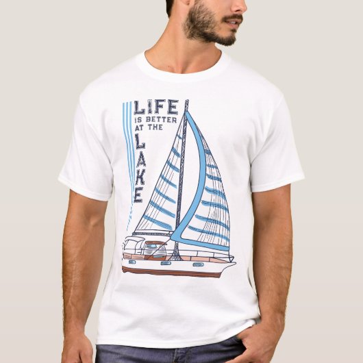 Het leven is beter bij de Lake Blue Sails zeilboot T-shirt (Voorkant)