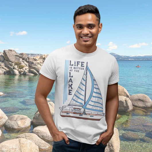 Het leven is beter bij de Lake Blue Sails zeilboot T-shirt