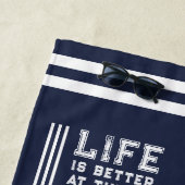 Het leven is beter bij de Lake Family Navy Blue Wh Strandlaken (In situ)