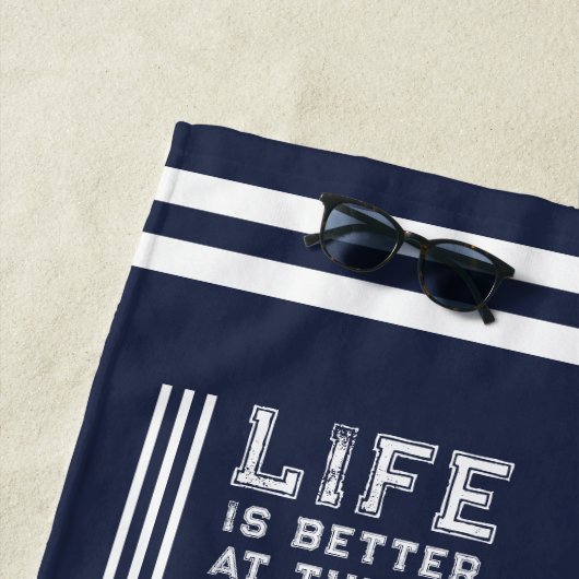 Het leven is beter bij de Lake Family Navy Blue Wh Strandlaken (In situ)