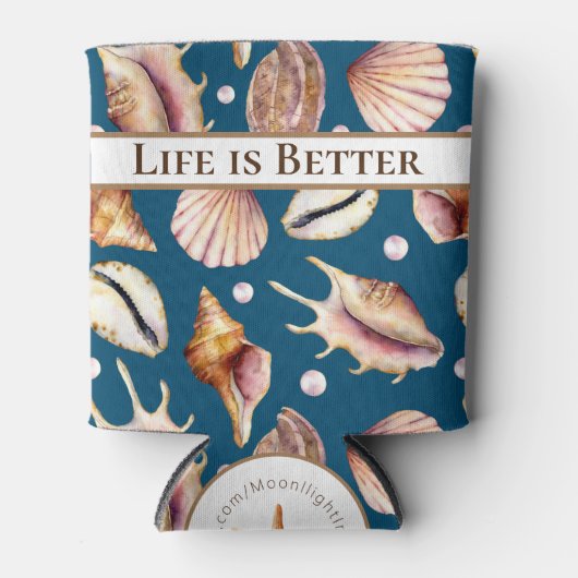 Het leven is beter bij de strand / zeeschelpen / b blikjeskoeler (Voorkant)