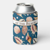 Het leven is beter bij de strand / zeeschelpen / b blikjeskoeler (Blikje Achterkant)