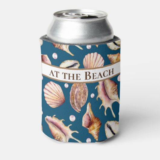 Het leven is beter bij de strand / zeeschelpen / b blikjeskoeler (Blikje Achterkant)