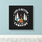 Het leven is beter bij het kampvuur Grappig kamper Canvas Afdruk (Insitu (Houten vloer))