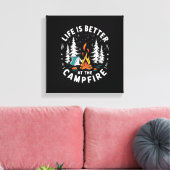Het leven is beter bij het kampvuur Grappig kamper Canvas Afdruk (Insitu (Woonkamer))