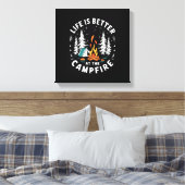 Het leven is beter bij het kampvuur Grappig kamper Canvas Afdruk (Insitu (Slaapkamer))