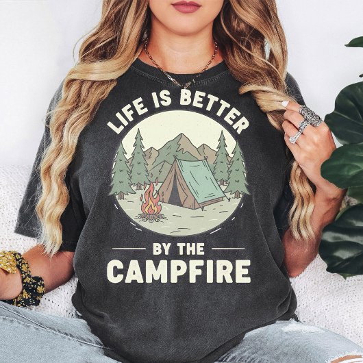 Het leven is beter bij het kampvuur Kamperen Natuu T-shirt