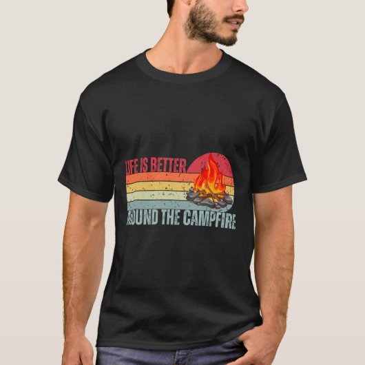 Het leven is beter bij het kampvuur, leuke camper t-shirt (Voorkant)