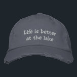 Het leven is beter bij het meer grijs geborduurd p geborduurde pet<br><div class="desc">Het leven is beter bij het meer grijs geborduurd pet. Grappig pensioen cadeau idee voor mannen. Ook geweldig voor gepensioneerde of visser. Grijs en wit of aangepaste kleuren. Versleten look pet met rips en losse draden.</div>