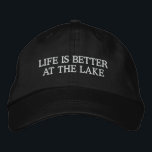 Het leven is beter bij het meer koel geborduurd pe geborduurde pet<br><div class="desc">Het leven is beter bij het meer koel geborduurd pet. Grappig pensioen cadeau idee voor mannen. Ook geweldig voor gepensioneerde of visser. Zwart-wit of aangepaste kleuren.</div>