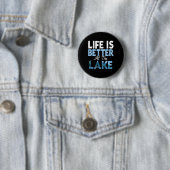 Het leven is beter bij het meer vissen bootvaren ronde button 5,7 cm (In situ)
