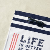 Het leven is beter bij het meer zeilboot familiena strandlaken (In situ)