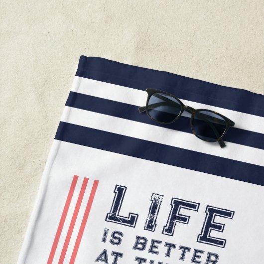 Het leven is beter bij het meer zeilboot familiena strandlaken (In situ)