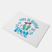 Het leven is beter bij het poolontwerp voor de zom deurmat (Schuin)