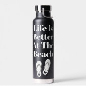 Het leven is beter bij het strand op maat geïsolee waterfles (Links)