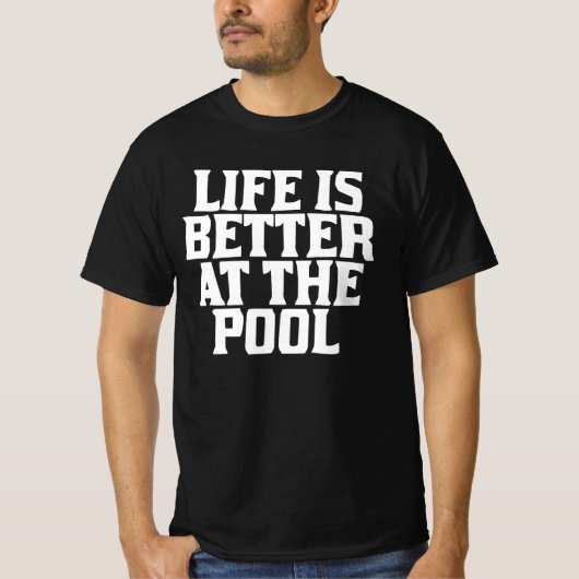 Het Leven Is Beter Bij Het Zwembad T-shirt (Voorkant)