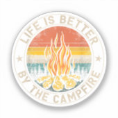 Het leven is beter door kampvuur. sticker (Voorkant)