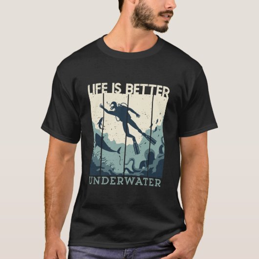 Het leven is beter in de duikduver onder water t-shirt (Voorkant)
