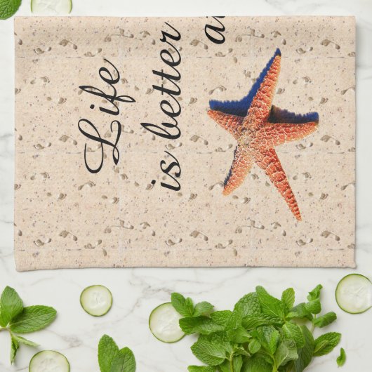 Het leven is beter in de keuken op het strand theedoek (Gevouwen)