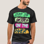 Het leven is beter in de River T-Shirt - Gevist. (Voorkant)