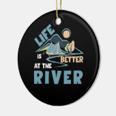 Het leven is beter in de rivierkamp keramisch ornament (Links)
