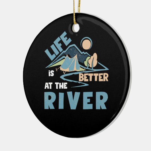 Het leven is beter in de rivierkamp keramisch ornament (Links)