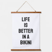 Het leven is beter in een bikini, strand thema Z&W Hangend Wandkleed (Voorkant)