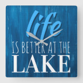 Het leven is beter in het meer blauw hout vierkante klok (Voorkant)